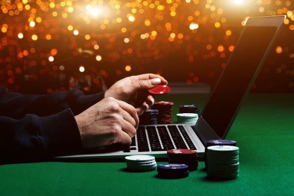 Platform pulitoto menampilkan meja blackjack dealer langsung dan antarmuka sportsbook di aplikasi mobile