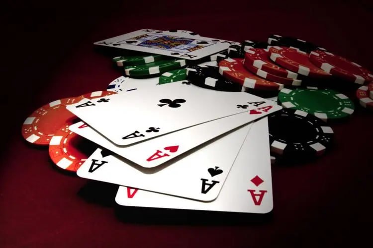 Layar mobile pulitoto menampilkan tangan Qiu Qiu dengan nilai ubin dan opsi fold/raise
